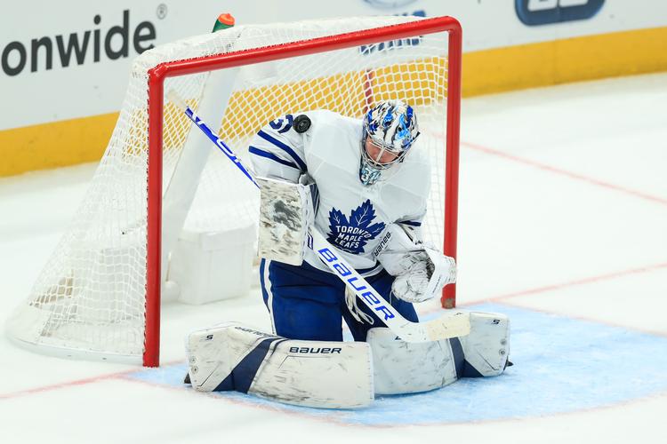 Frederik Andersen fra Toronto Maple Leafs leverer her en skulderredning (puck tv.) i opgøret mod Columbus Blue Jackets.   Foto: Aaron Doster/Ritzau Scanpix