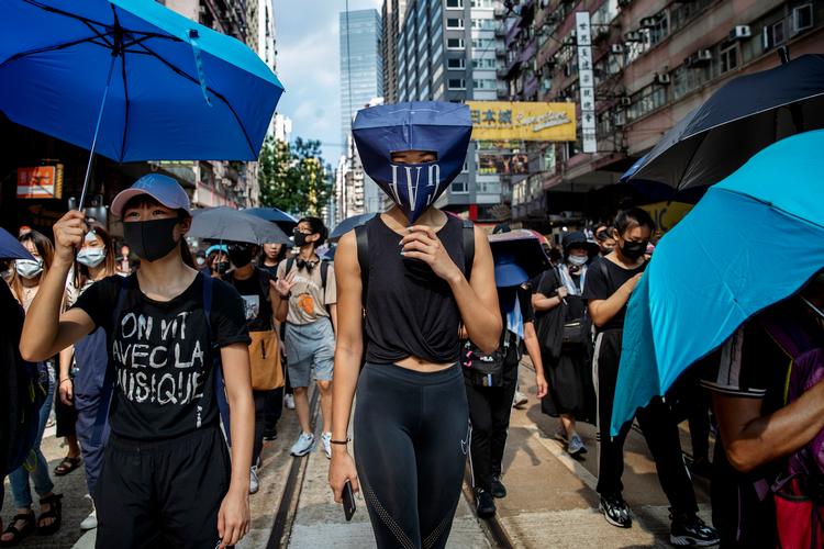 
Indbyggere i   Hongkong gik i protest lørdag eftermiddag. Og de fleste havde dækket ansigtet. 


   Foto: Jacob Ehrbahn/POLFOTO