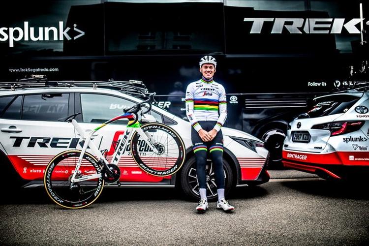 Mads Pedersen med nyt udstyr parat til sin første start som verdensmester, men den 23-årige dansker nåede ikke til vejs ende i Tour de l'Eurométropole. Foto: Trek-Segafredo. 