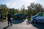 Biler med medlemmer af den nordkoreanske forhandlingsdelagation ankommer til Villa Elfvik Strand i  Lidingö. Foto: Jonathan Nackstrand/Ritzau Scanpix