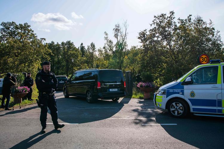 Biler med medlemmer af den nordkoreanske forhandlingsdelagation ankommer til Villa Elfvik Strand i  Lidingö. Foto: Jonathan Nackstrand/Ritzau Scanpix