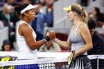 Naomi Osaka siger tak for kampen til Caroline Wozniacki.  Foto: Thomas Peter/Ritzau Scanpix