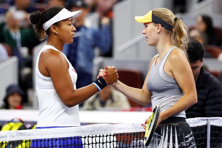 Naomi Osaka siger tak for kampen til Caroline Wozniacki.  Foto: Thomas Peter/Ritzau Scanpix