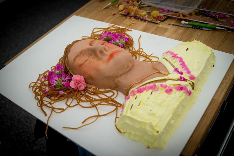 Dødsmaske eller fødselsdagskage. Disse to spiller ansigtskagen ud mod hinanden og slår dermed et billedkunstnerisk tema an i årets bagedyst.  Foto: Carsten Mol