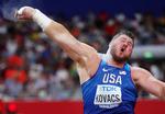 USA's Joe Kovacs, der også vandt VM-guld i 2015 i Beijing, kunne lørdag aften støde det tredje bedste resultat nogen sinde, da han med 22,91 meter vandt i Doha.
   Foto: Kai Pfaffenbach/Ritzau Scanpix