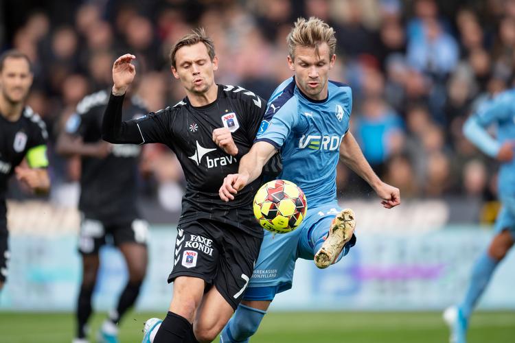 
 Der var ikke så meget flot fodbold, men der var mange intense nærkampe, da Randers søndag tog imod AGF, her hjemmeholdets Frederik Lauenborg mod gæsternes Jakob Ankersen.  
   Foto: Bo Amstrup/Ritzau Scanpix