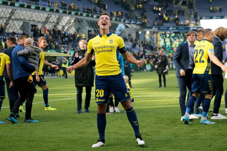 Med to mål var anfører Kamil Wilczek en af de helt store årsager til, at han selv og resten af Brøndby-spillerne søndag kunne fejre en 3-1-sejr sammen med deres dedikerede fans.








   Foto: Jens Dresling/POLFOTO