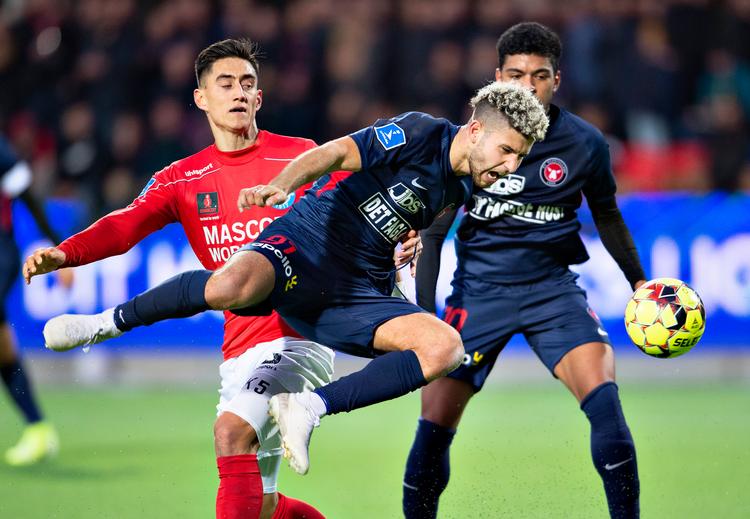 FC Midtjyllands Emiliano Marcondes i sammenstød med Silkeborgs Svenn Crone i superligakampen Silkeborg IF mod FC Midtjylland på Jysk Park i Silkeborg.
   Foto: Henning Bagger/Ritzau Scanpix