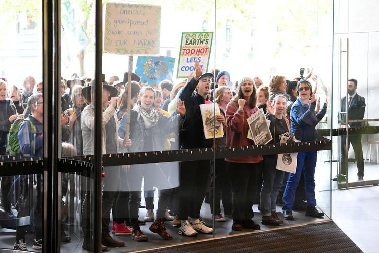 Aktivister fra     Extinction Rebellion er samlet udenfor 'Energi Australiens  kontor i Melbourne. Foto: Stringer/Ritzau Scanpix