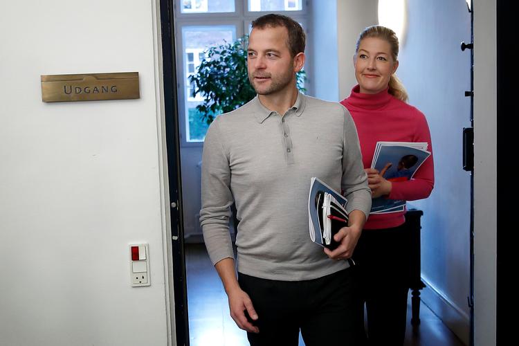De radikales makkerpar, partileder Morten Østergaard og næstformand Sofie Carsten Nielsen, ankommer til de indledende samtaler forud for finanslovsforhandlingerne i Finansministeriet.









   Foto: Jens Dresling/POLFOTO