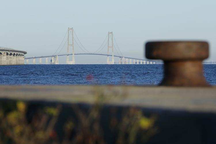 En brand i en bil lige ved betalingsterminalen skaber mandag morgen problemer på Storebæltsbroen.  Foto: Jens Dresling/POLFOTO