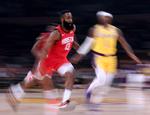 James Harden (til venstre) er en af de største NBA-stjerner og har på vegne af sit hold, Houston Rockets, undskyldt over for Kina, at organisationens sportsdirektør fredag lavede et tweet, hvor han støttede demonstranterne i Hong Kong.  Foto: Harry How/Ritzau Scanpix