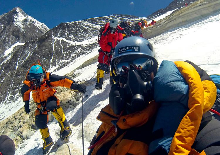 At bestige Mount Everest er på grænsen af, hvad et menneske kan klare, og en ekstra iltforsyning er at anbefale. To amerikanere og en brite har modtaget Nobelprisen i Medicin for at have kortlagt, hvad der sker i vores cellers indre under iltmangel. 
   Foto: Pasang Geljen Sherpa/Ritzau Scanpix
