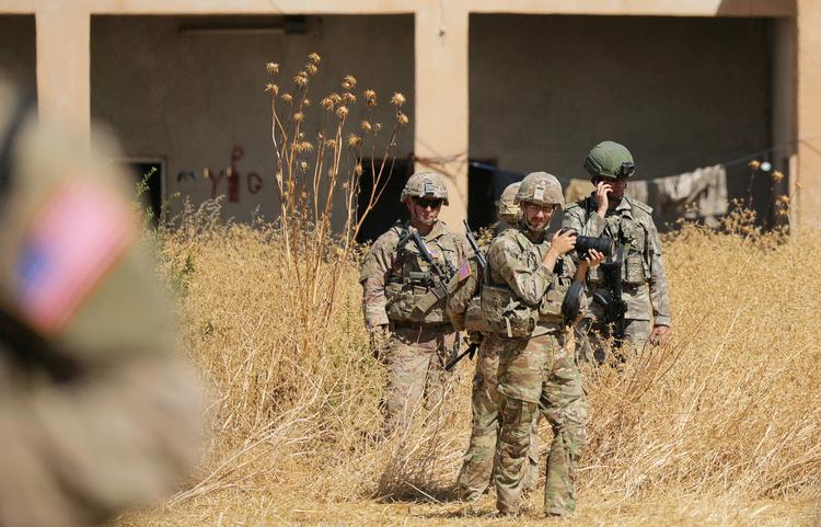 Tyrkieske og amerikanske soldater patruljerer ved en tidligere kurdisk YPG-post i det nordlige Syrien. Nu vil USA ud, mens Tyrkiet vil rykke ind.
   Foto: Rodi Said/Ritzau Scanpix