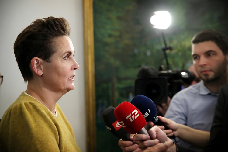 Finansminister Nicolai Wammen (S) mødes med de fleste af Folketingets partier. Den klare forventning er, at en endelig aftale skal forhandles på plads med EL, SF og R. Her ankommer SF's partileder, Pia Olsen Dyhr til forhandlingerne.  Foto: Jens Dresling/POLFOTO