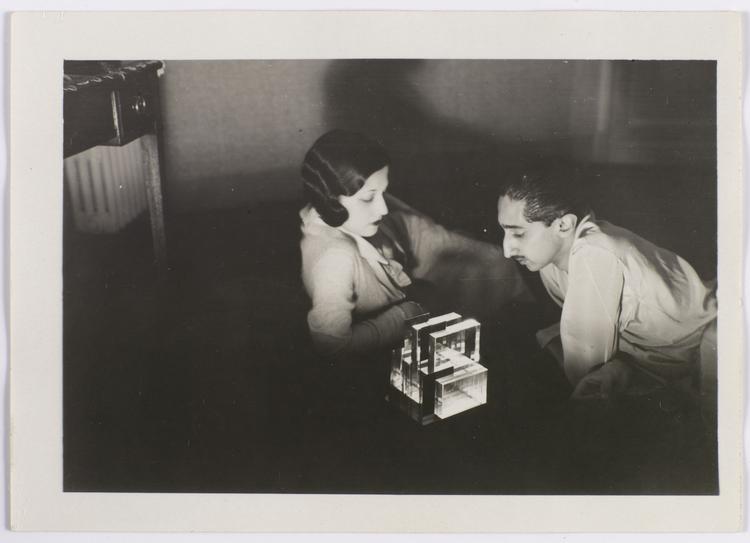 Fyrsteparret var venner med fotografen Man Ray, som tog en serie vidunderlige billeder, hvor parret poserer i vestligt tøj.  Foto: Man Ray 2015 Trust/Adagp, Paris, 2019