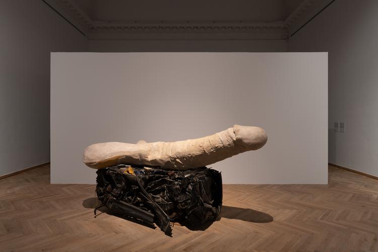 Sara Lucas’ ellers anmasende betonfallos på bilvrag, ’Eros’, står og flagrer lidt usikkert i rummet. Foto: David Stjernholm