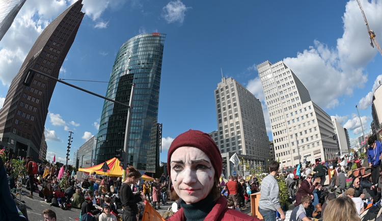Demonstranter spærrer Potzdamer Platz som led i en global aktion for klimaet, der blandt andet bevidst vil genere bilisterne.  Foto: Tobias Schwarz/Ritzau Scanpix