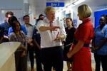 Storbritanniens premierminister, Boris Johnson, taler med læger og sygeplejersker under et besøg på hospitalet Watford General hospital i Watford, nord for London. Han ventes i dag at suspendere parlamentet. Foto: Peter Summers/Ritzau Scanpix