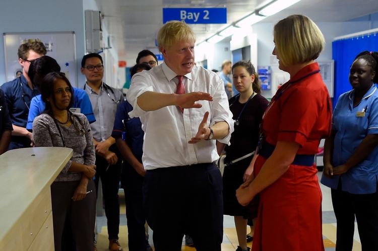 Storbritanniens premierminister, Boris Johnson, taler med læger og sygeplejersker under et besøg på hospitalet Watford General hospital i Watford, nord for London. Han ventes i dag at suspendere parlamentet. Foto: Peter Summers/Ritzau Scanpix