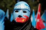 En demonstrant bærer maske under en protest ved den kinesiske ambassade i Istanbul mod Kinas behandling af uighurer og andre muslimske mindretal i Istanbul. Foto: Huseyin Aldemir/Ritzau Scanpix