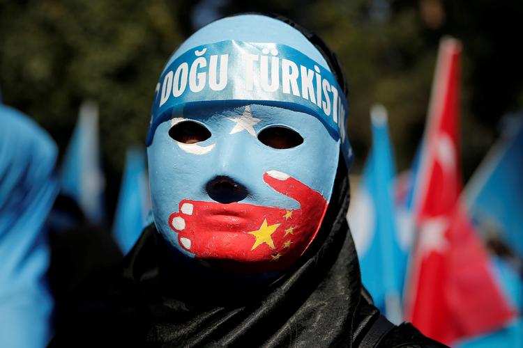 En demonstrant bærer maske under en protest ved den kinesiske ambassade i Istanbul mod Kinas behandling af uighurer og andre muslimske mindretal i Istanbul. Foto: Huseyin Aldemir/Ritzau Scanpix