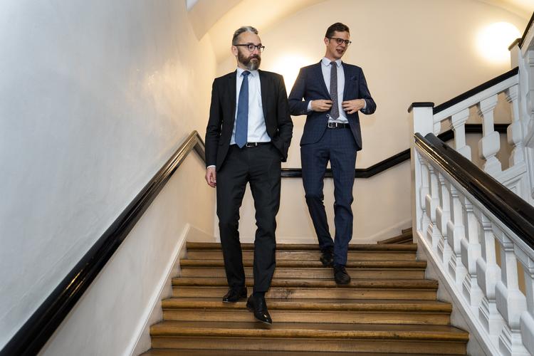 Alex Vanopslagh og Ole Birk Olesen (LA) ankommer til sættemøder om finansloven i Finansministeriet. De har dog ikke de store forventninger med om, at Liberal Alliance bliver en del af finansloven. Foto: Martin Sylvest/Ritzau Scanpix