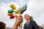 Jeff Koons ved sin 12,6 meter høje ’Bouquet of Tulips’ , der blev præsenteret for offentligheden i fredags. Foto: Philippe Wojazer/Ritzau Scanpix