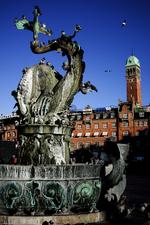 Dragespringvandet på Rådhuspladsen er udført i et samarbejde mellem Thorvald Bindesbøll og Joakim Skovgaard i forbindelse med en konkurrence om et monument til Amagertorv/Højbro Plads. Arkivfoto Mads Nissen