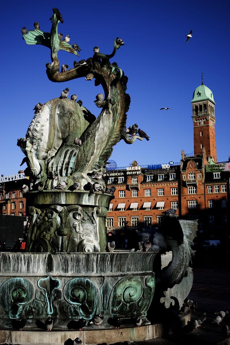 Dragespringvandet på Rådhuspladsen er udført i et samarbejde mellem Thorvald Bindesbøll og Joakim Skovgaard i forbindelse med en konkurrence om et monument til Amagertorv/Højbro Plads. Arkivfoto Mads Nissen
