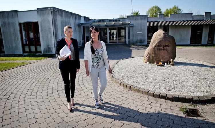 Mette Frederiksen (S) besøgte i 2016 bostedet Lindegården, hvor en ansat var blevet dræbt af en psykotisk beboer. Drabet kunne måske være undgået. Foto: Jens Dresling/POLFOTO