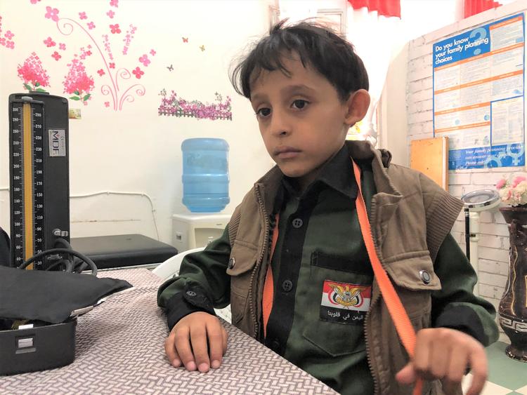 Luai på ni år til kontrol hos lægen i Sanaá, Yemen. Foto: Julie Lorenzen, Røde Kors  