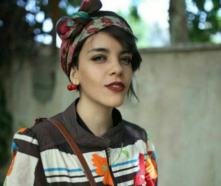 Yasaman Aryani delte blomster ud sammen med sin mor og sin veninde på den internationale kvindedag 8. marts. Foto: Amnesty International/© Private