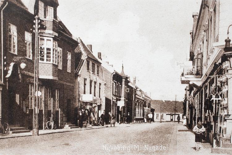 Nygade i Nykøbeing Mors, 1948. Kaj Fjellerads barndomsgade - hans forældres tobaksforrenting lå på venstre side af gaden.
   Foto: Jens Hartmann Schmidt/POLFOTO