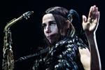 PJ Harvey fylder 50 år i dag. Her ses hun, da hun spillede en meget rost koncert på Roskilde Festival i 2016. Foto: Tobias Nicolai/POLFOTO