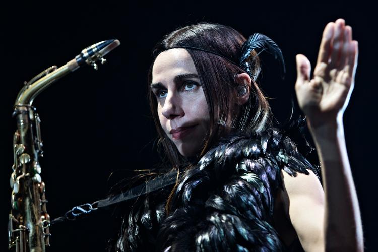 PJ Harvey fylder 50 år i dag. Her ses hun, da hun spillede en meget rost koncert på Roskilde Festival i 2016. Foto: Tobias Nicolai/POLFOTO