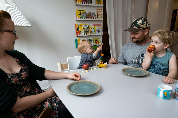 Peter Janischefska og Amanda Yawl med børnene Balder og Marine. »Vi fik at vide af Metroselskabet, at vi ikke ville kunne høre togene, når de kom i almindelig drift. Men det kan vi jo«.  Foto: Nima Taheri/POLFOTO