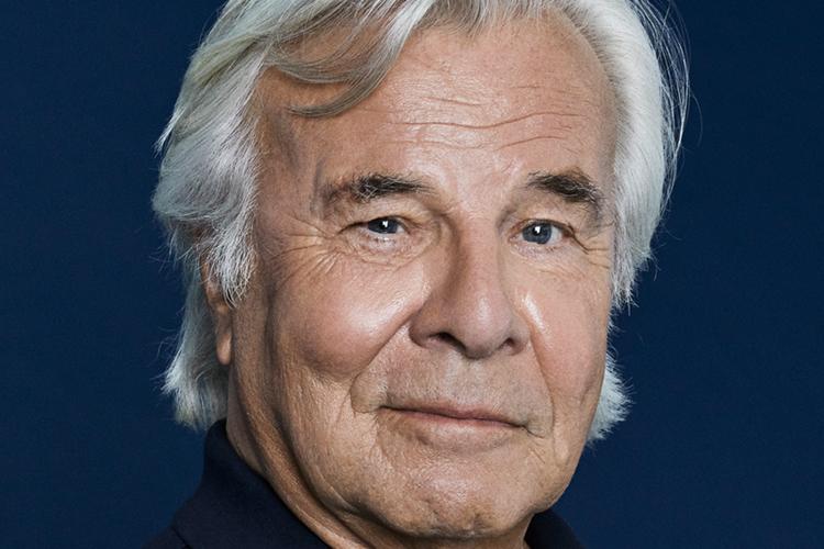 Jan Guillou har helsebringende og herligt skrevet sig ind i smult vande og egen svenske virkelighed på venstre side af gaden. Foto: Pr-foto