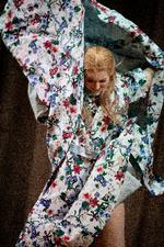 Partnerarbejde er det vigtigste i opera, understreger Sofie Elkjær Jensen, også selv om man spiller den altdominerende hovedrolle, som hun gør i Hans Abrahamsens nye opera 'Snedronningen' i Operaen.   Foto: Peter Hove Olesen/POLFOTO