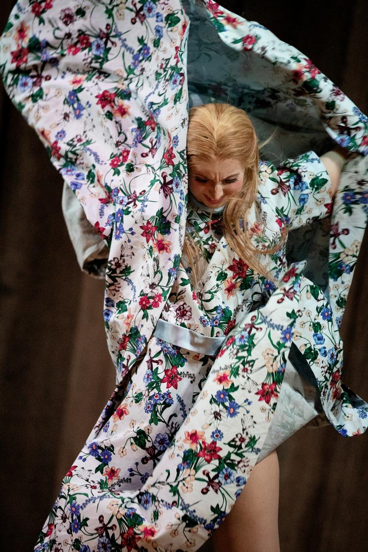 Partnerarbejde er det vigtigste i opera, understreger Sofie Elkjær Jensen, også selv om man spiller den altdominerende hovedrolle, som hun gør i Hans Abrahamsens nye opera 'Snedronningen' i Operaen.   Foto: Peter Hove Olesen/POLFOTO