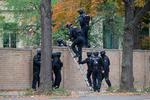 Politiet sikrer området, hvor skyderiet har fundet sted. Foto: Sebastian Willnow/Ritzau Scanpix