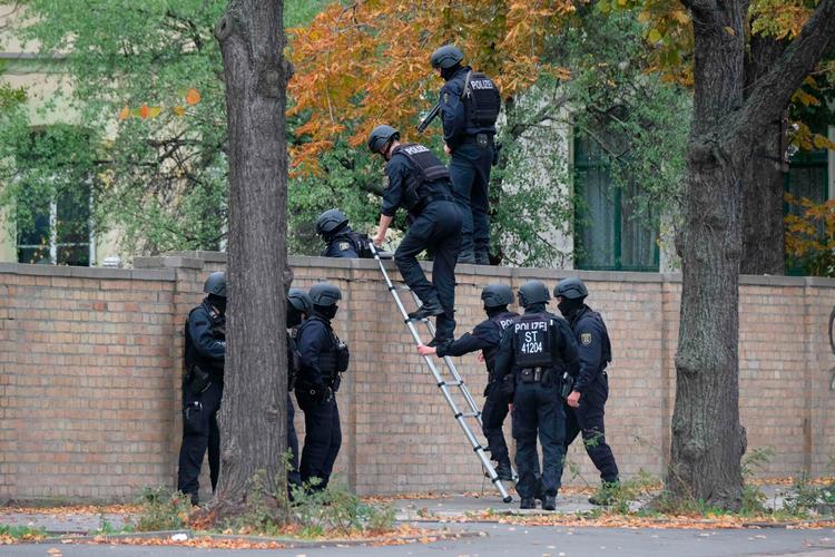 Politiet sikrer området, hvor skyderiet har fundet sted. Foto: Sebastian Willnow/Ritzau Scanpix