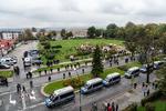 Polakker samles til LGBT-optog i byen Nowy Sacz i det sydøstlige Polen 7. oktober 2019. Der er udkommanderet flere betjente til at beskytte dem mod moddemonstranter, end der er deltagere. 

   Foto: Piotr Malecki/Piotr Malecki