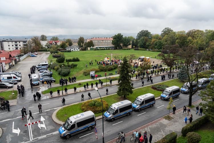 Polakker samles til LGBT-optog i byen Nowy Sacz i det sydøstlige Polen 7. oktober 2019. Der er udkommanderet flere betjente til at beskytte dem mod moddemonstranter, end der er deltagere. 

   Foto: Piotr Malecki/Piotr Malecki