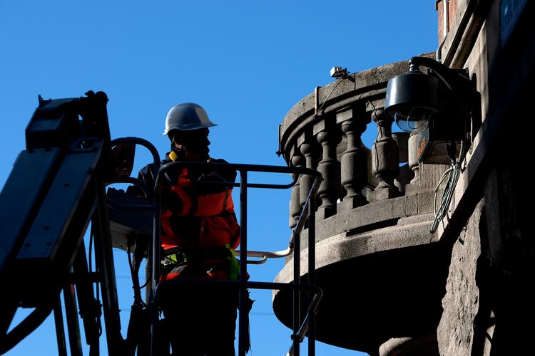 Regeringen kommer i dag med en sikkerhedspakke, der indeholder mere overvågning i det offentlige rum. Her sættes der kameraer op på Strøget i København ved en tidligere lejlighed.  
   Foto: Peter Hove Olesen/POLFOTO