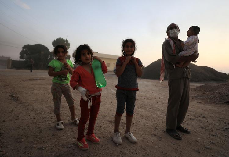 Folk flygter fra byen Ras al Ain i den nordøstlige del af Syrien, som bombes af tyrkiske styrker.
   Foto: Rodi Said/Ritzau Scanpix