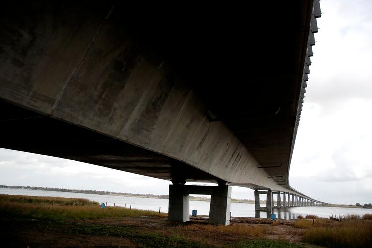 Dyr og mennesker kan passere uhindret under broen på begge landsider. 



   Foto: Jens Dresling/POLFOTO