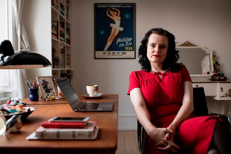 Leonora Christina Skov  er en af de forfattere, der har sat mødre og moderskabet i fokus i en af sine bøger, bestselleren ’Den, der lever stille’. Men bogen udkom, først efter at hendes egen mor var død. Foto: Joachim Ladefoged