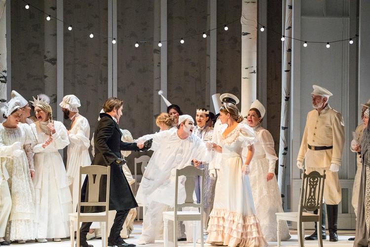 Tenoren Dmitrij Bashkirov er sminket som hvid klovn i rollen som digteren Lenskij, der skydes af Jens Søndergaard som titelfiguren Eugen Onegin. Foto: Anders Bach