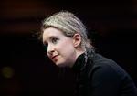 Elizabeth Holmes var kun 19 år, da hun grundlagde Theranos med ambitionen om at revolutionere sundhedsindustrien. Hendes forbillede var Apple-stifter Steve Jobs, hvis stil hun kopierede i detaljen, blandt andet ved at bære sorte rullekravetrøjer. Foto: Jeff Chiu/Ritzau Scanpix